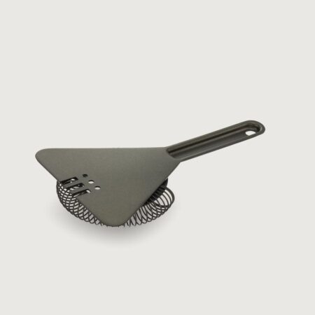 YUKIWA Triangle strainer with handle Black